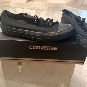 Women/Unisex Converse All Black size 6